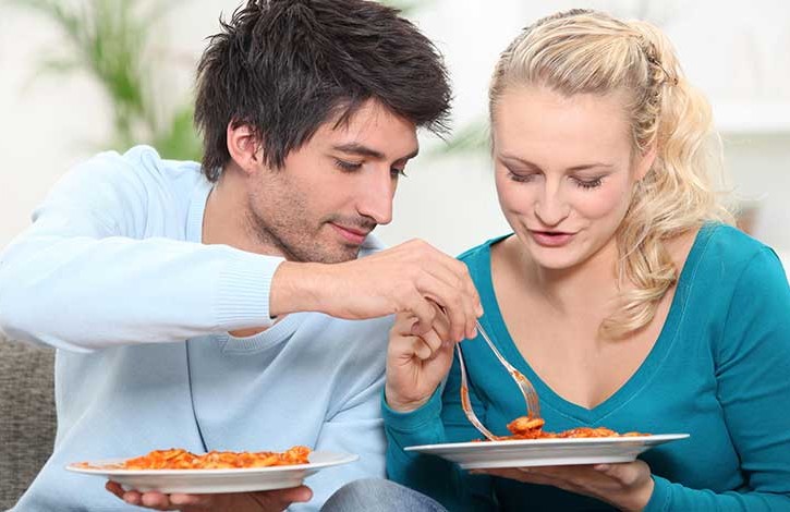 coppia che mangia pasta
