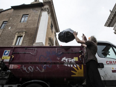 Emergenza rifiuti a Roma: cosa c'è dietro?