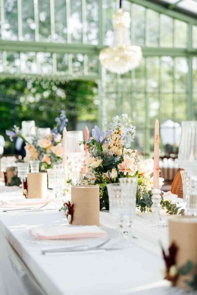 Tavola decorata con fiori, candele, segnaposti