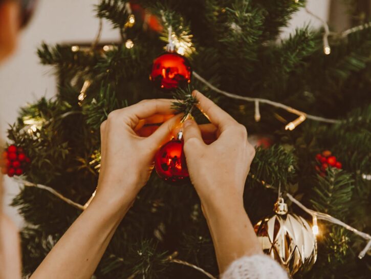Come fare le palline di Natale con le calze a rete