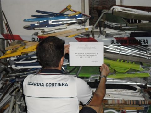 Ombrelloni abusivi, la Guardia Costiera li sequestra