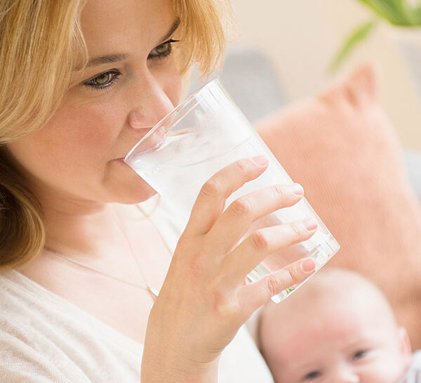 L'assunzione di liquidi è importante per il latte materno
