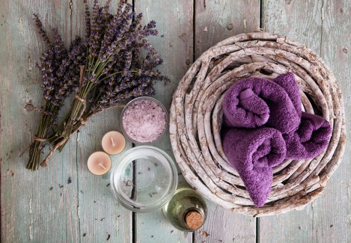 TOCCO ROMANTICO Un fascio di fiori di lavanda messi a seccare a testa in giù, i vasi di vetro con s