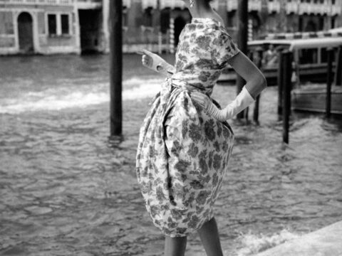 La donna allo specchio: fotografia di moda negli anni cinquanta e sessanta