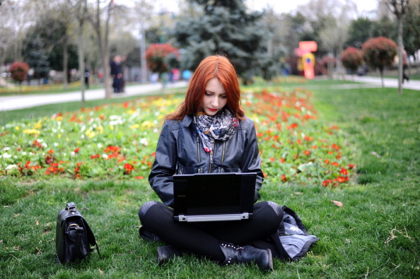 donna al computer al parco