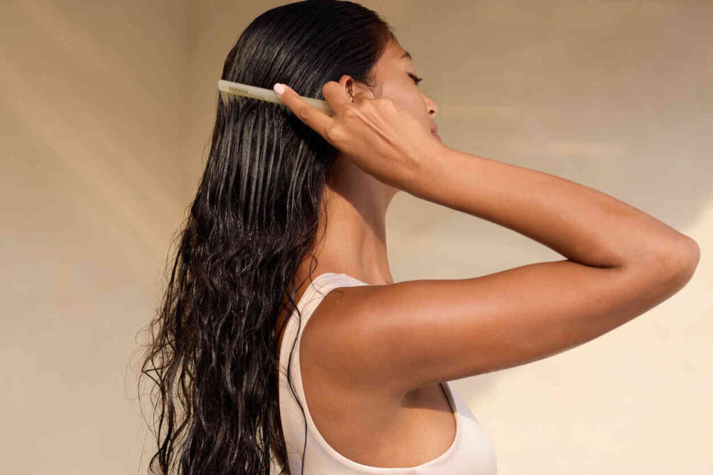 donna pettina capelli scuri