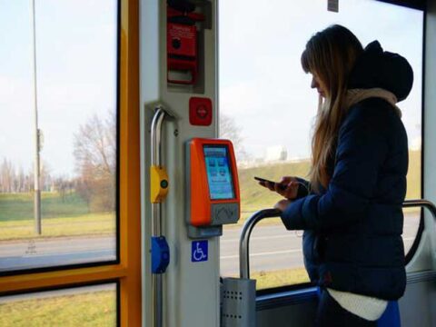 Smartphone: noi italiani siamo tutti "zombie"