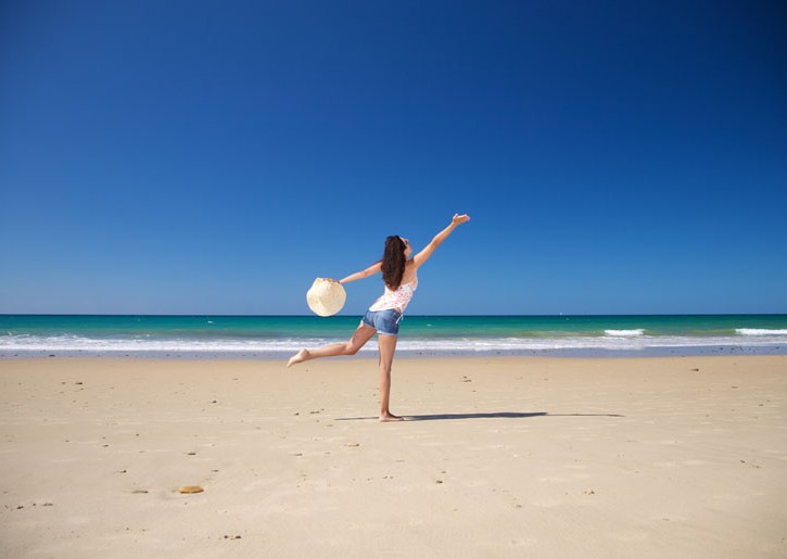 Ragazza al mare in spiaggia