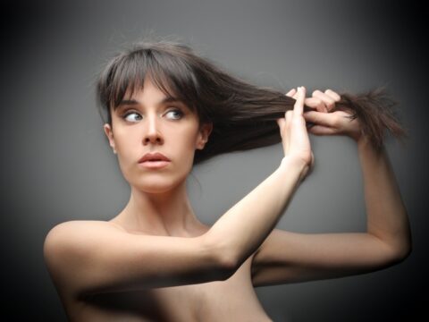 I capelli cadono? Forse sono gli ormoni che fanno le bizze