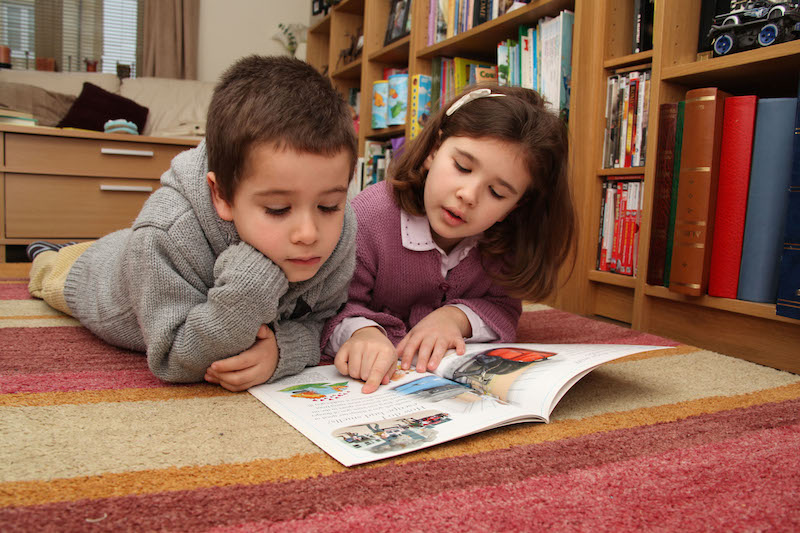 Far leggere i bambini per tempo per se