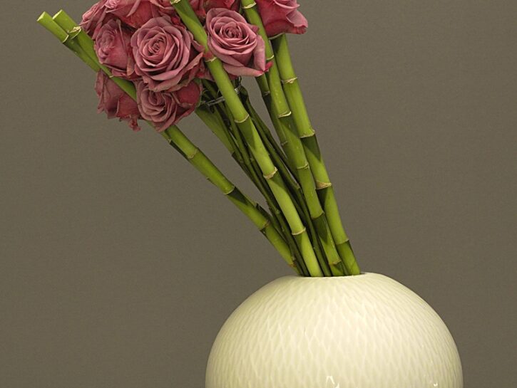 Il vaso a sfera con le rose e il bambù