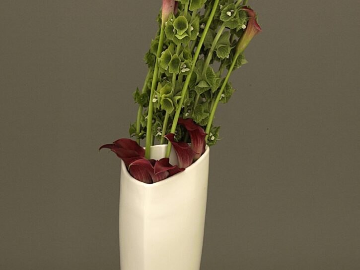 Il vaso alto con le calle e le moluccella