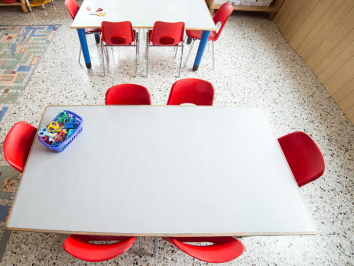 Asilo scuola banchi sedie rosse