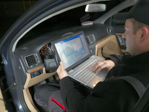 Sicurezza stradale: l'hacker ora sale in auto