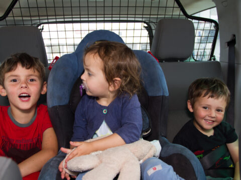 Bambini in auto: 6 genitori su 10 non usano il seggiolino