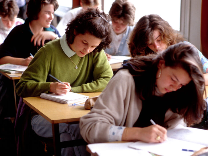 Scuole superiori studenti tra i banchi