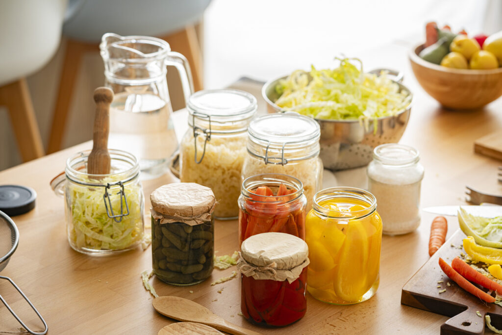 verdure fermentate e in salamoia in barattoli di vetro sul tavolo della cucina