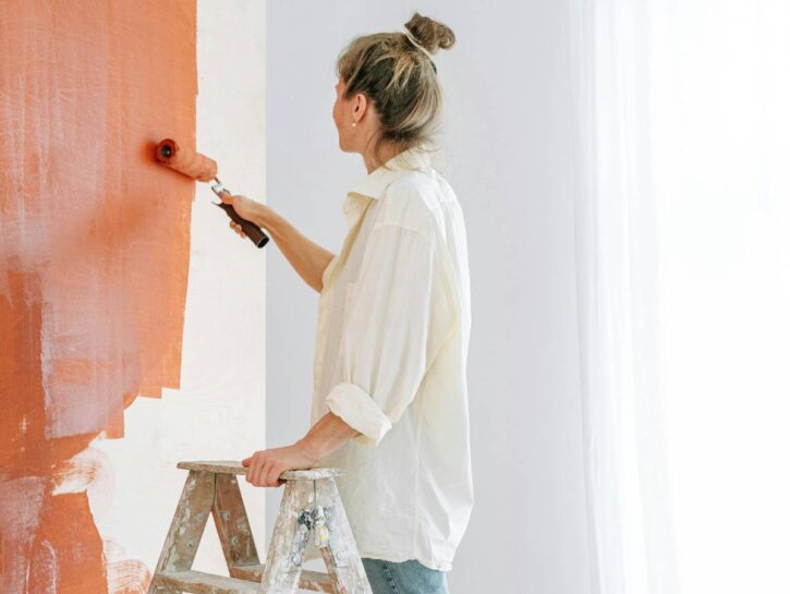 10 consigli per togliere l'odore di pittura da una stanza