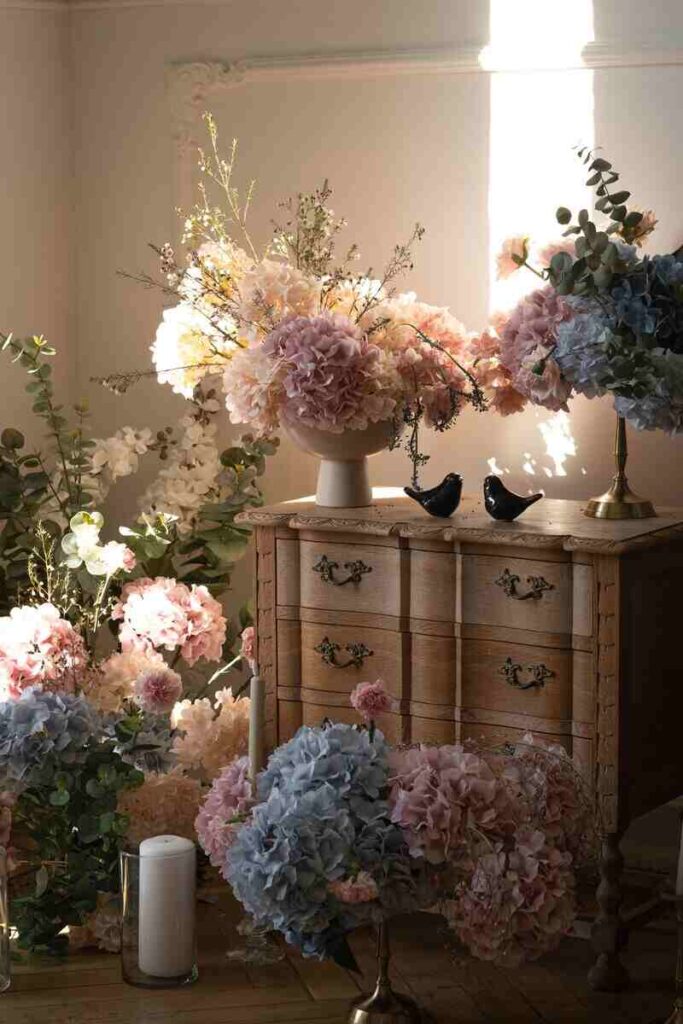 Ortensie su mobile in casa e per terra