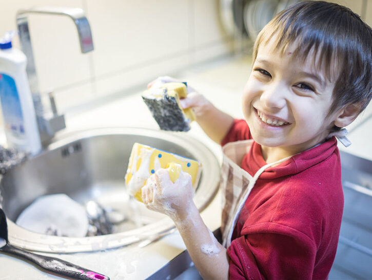 Cosa possono (e devono) fare i bimbi nelle faccende di casa