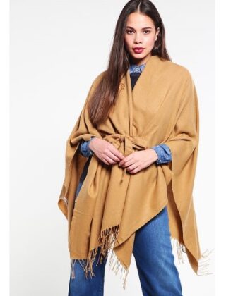 Il poncho è di tendenza: i modelli più belli