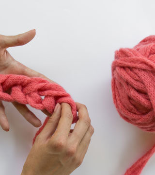 Arm knitting: il modo più trendy di lavorare a maglia