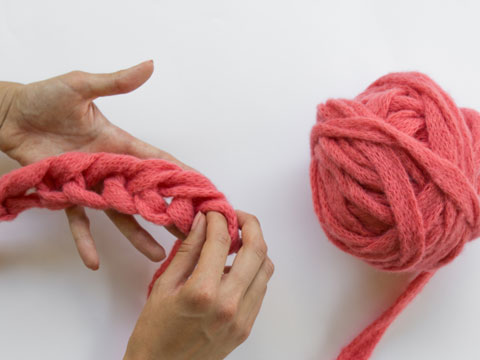 Arm knitting: il modo più trendy di lavorare a maglia