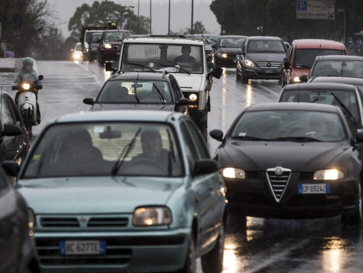 Automobili traffico pioggia strada