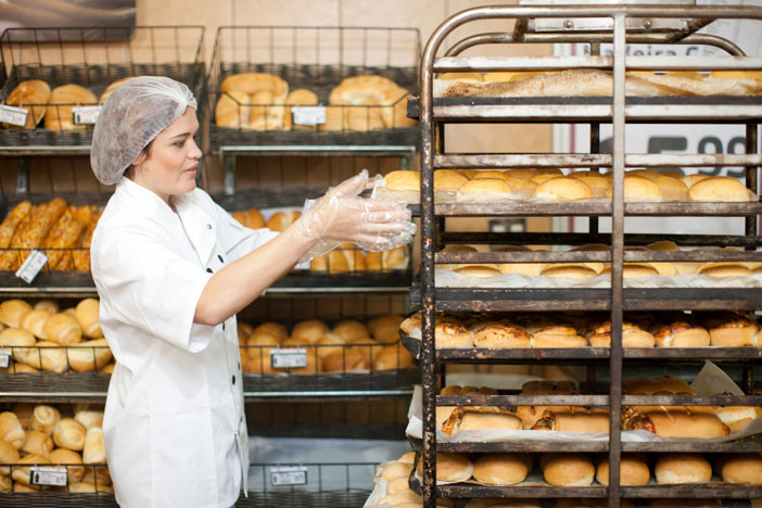 donna in panetteria assitente