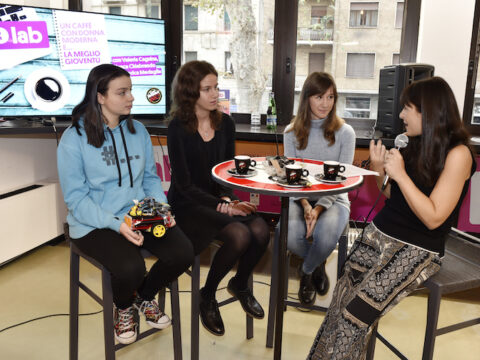 La noia non esiste. Un caffè con tre adolescenti per niente “sdraiate”