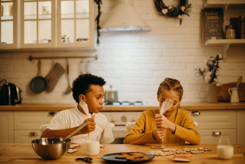 bambini decorano biscotti natalizi