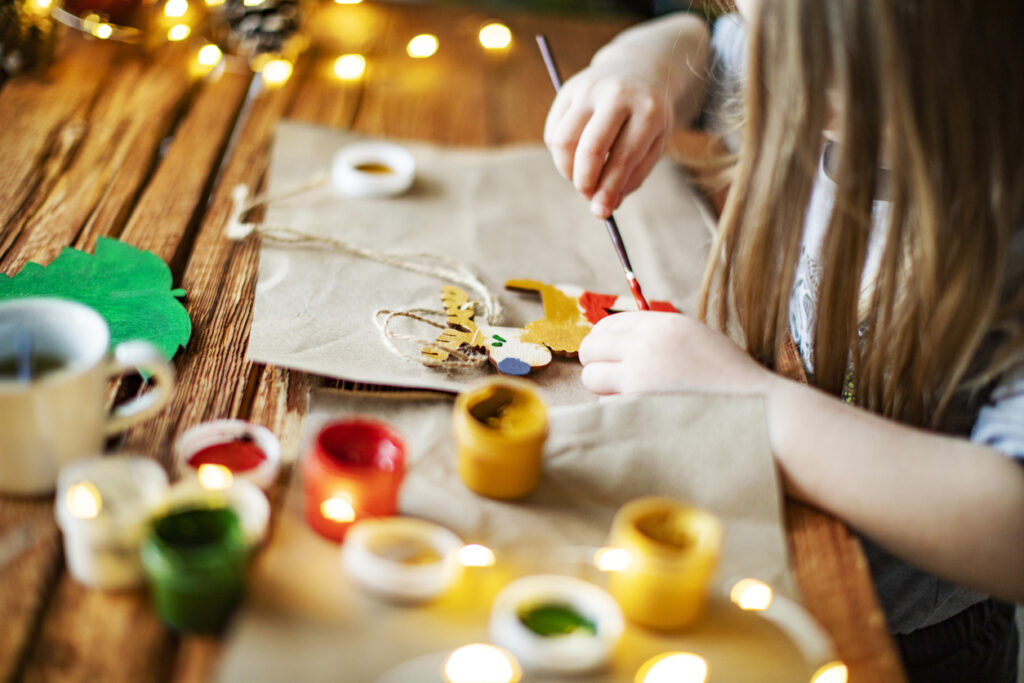 bambina decora una renna con la pittura