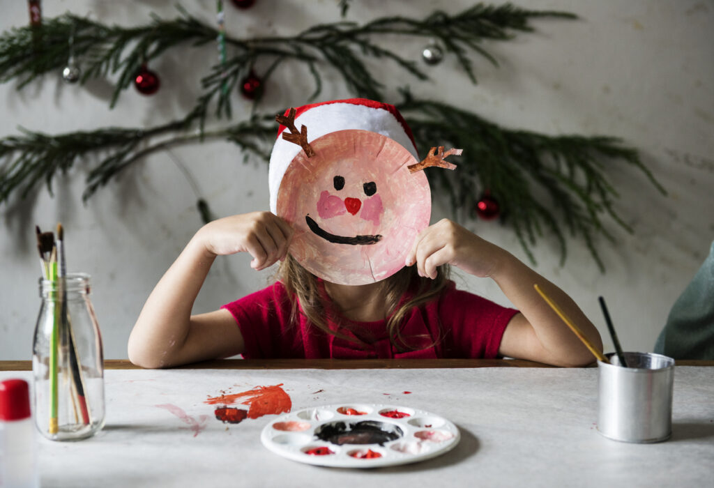 bambina dipinge un piatto di carta