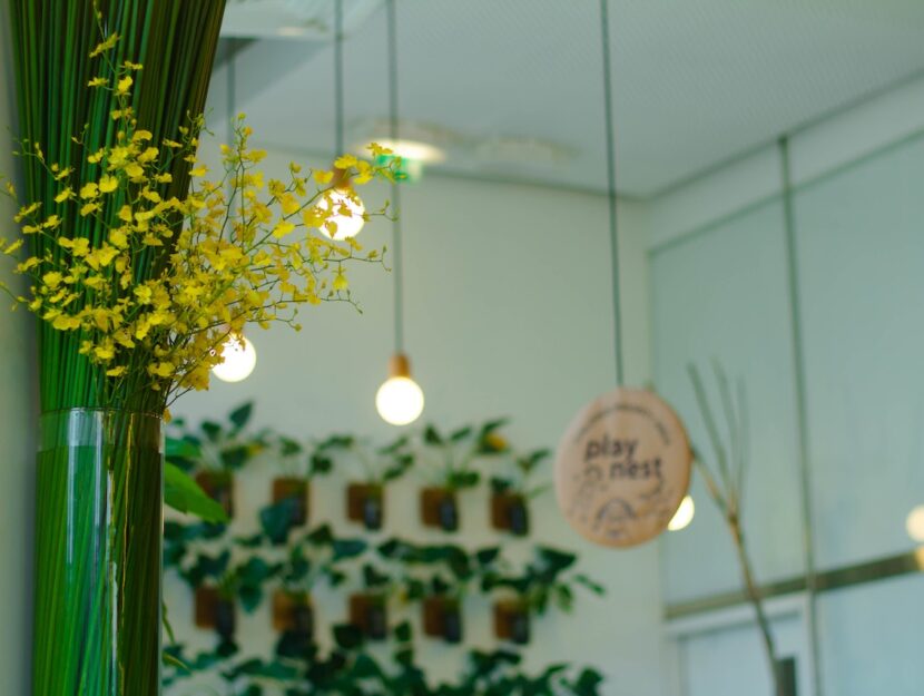 Interno di una casa con lampadine minimaliste