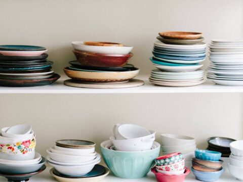 Come mettere in ordine piatti, pentole e bicchieri