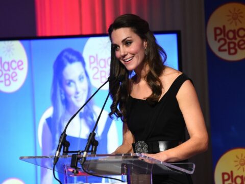 Kate Middleton e l'abito seriale in rosso e nero