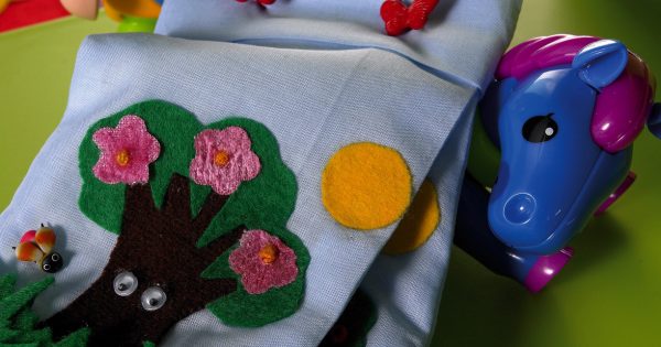 Libro Di Stoffa Sensoriale Per Bambini | Carta Che Fruscia E Adesivi | Lavabile, Sicuro, 26x18 Cm | 1 Anno+