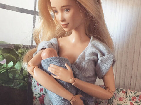 La bambola che allatta
