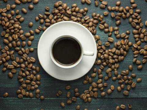 Caffè e caffè verde: proprietà e controindicazioni