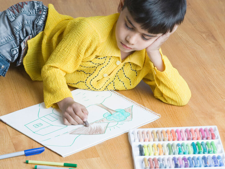 Bambino colora compiti a casa