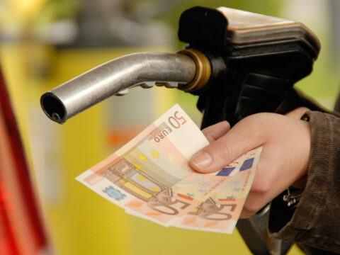 Tutti i rincari del 2017: stangata da quasi mille euro