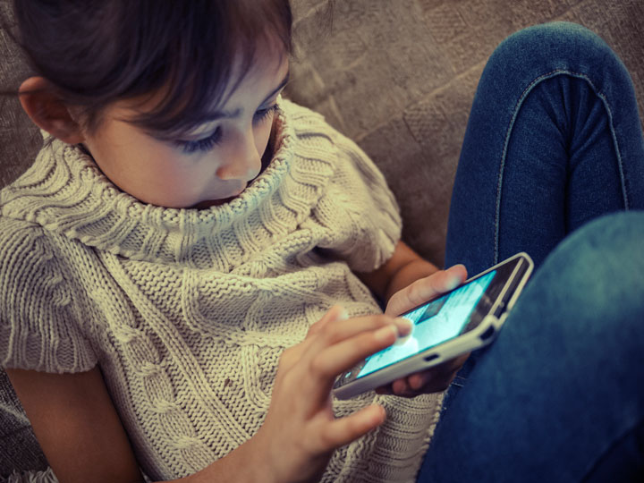 Bambina con cellulare