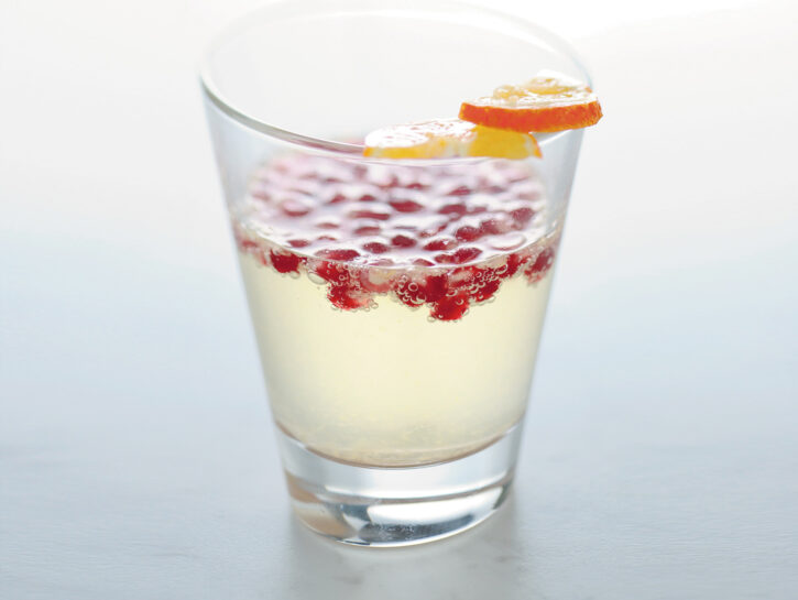 Drink di bollicine al mandarino e melograno