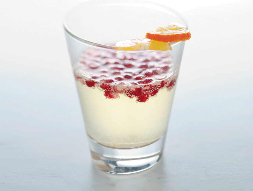Drink di bollicine al mandarino e melograno