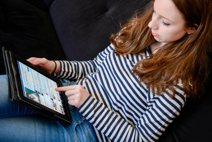 ragazza con tablet