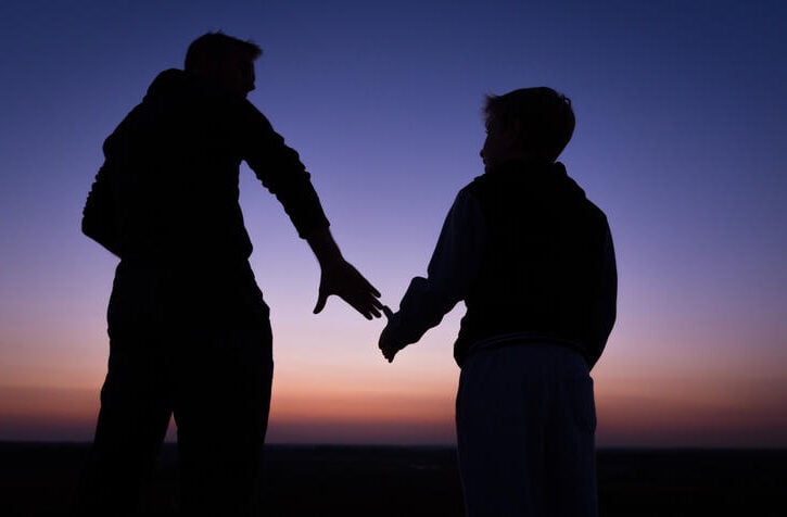 papà con figlio al tramonto