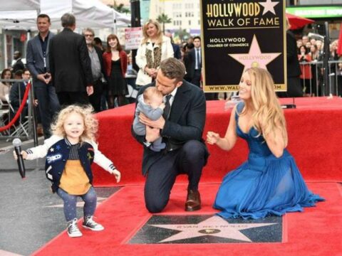 Ryan Reynolds con Blake Lively e le figlie per la stella sulla Walk of Fame