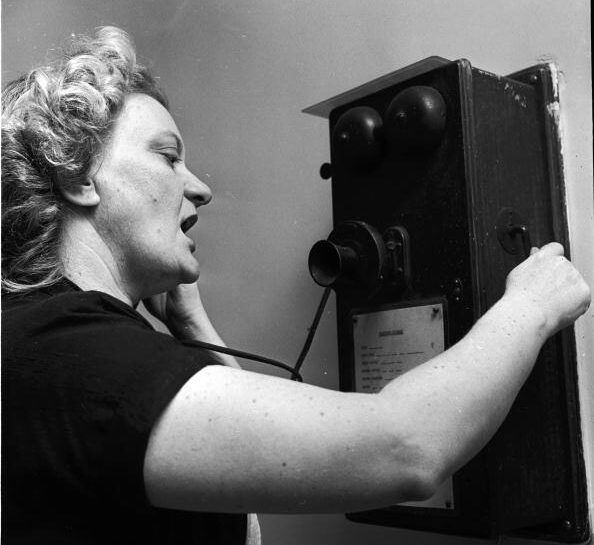 Donna al telefono