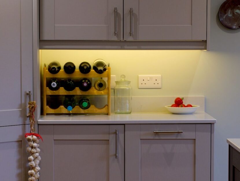 Neon affisso incastonato nel mobile in cucina