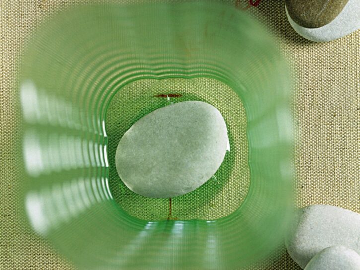 Idee riciclo: contenitori di plastica come fioriere